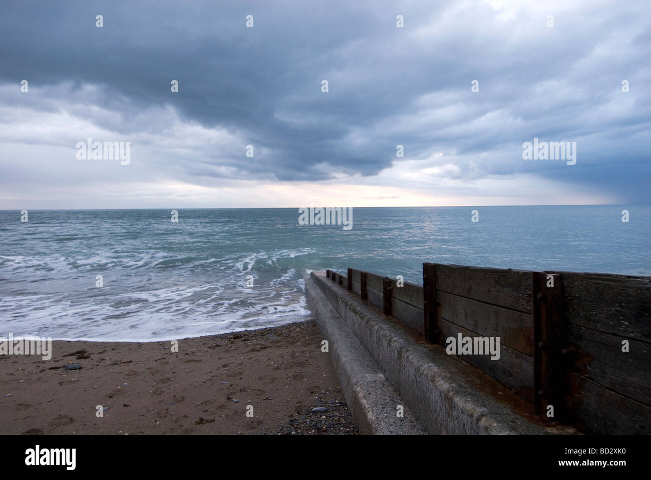 Recueillir des nuages sur Queens beach à Aberystwyth au Pays de Galles Banque D'Images