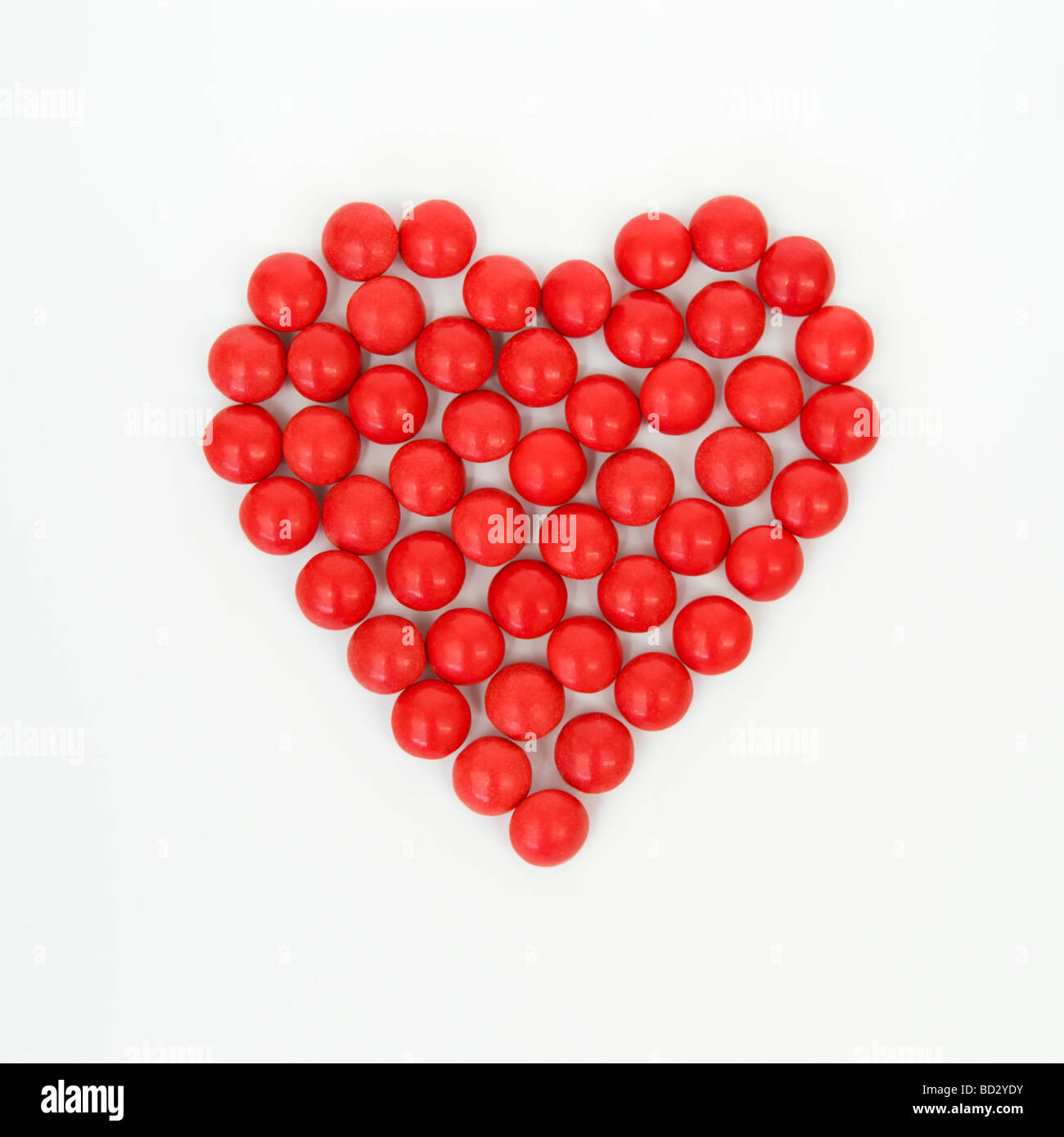 La vie toujours tourné artistique de l'ensemble des bonbons rouges en forme de coeur prises sur un fond blanc comme format carré Banque D'Images