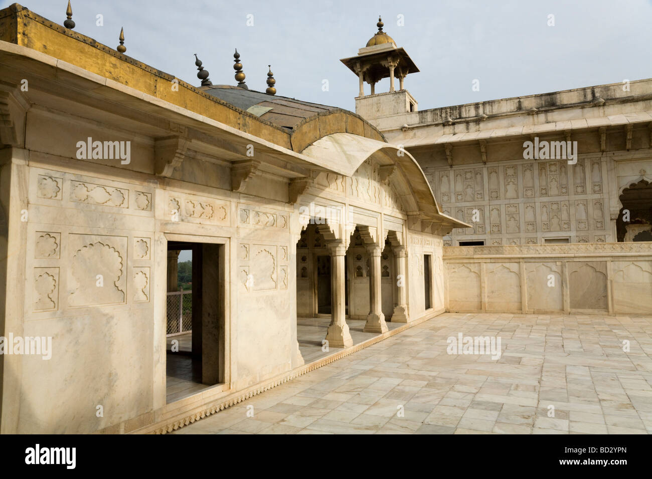 Khas Mahal, dans le Fort Rouge, Agra, avec des murs décorés de reliefs ...