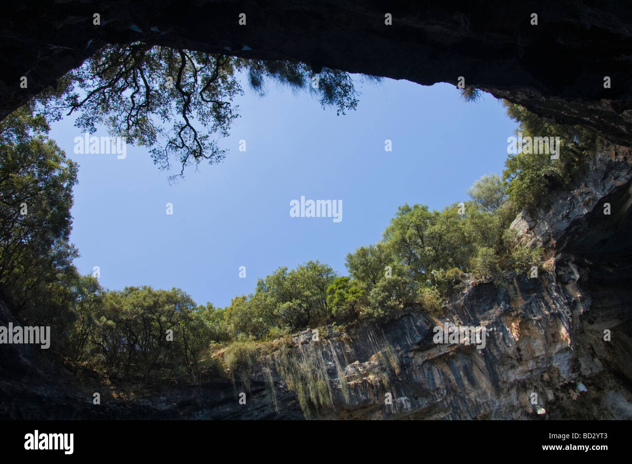 Trou dans le lac de Melissani toit près de cavern sâmes dans l'île grecque de Céphalonie, Grèce GR Banque D'Images