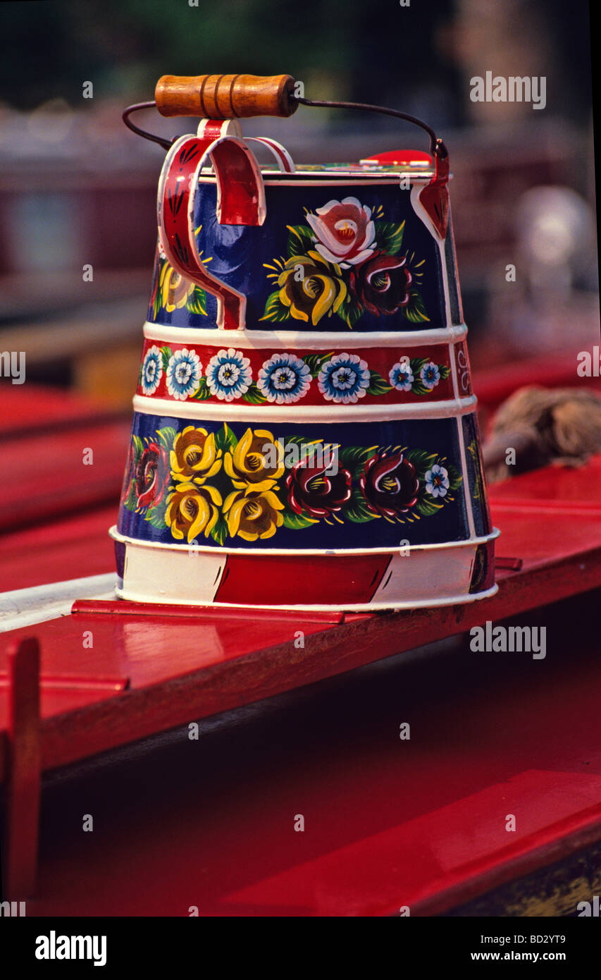 La décoration colorée de l'eau 'traditionnels' de l'opérateur sur un grand classique à la petite Venise sur le Canal Grand Union Banque D'Images