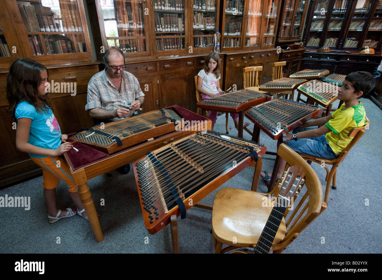 Enfants grecs à leçon de musique Apprendre à jouer d'un instrument à cordes traditionnel santouri sur l'île de Lesvos à Agiassos en Grèce Banque D'Images
