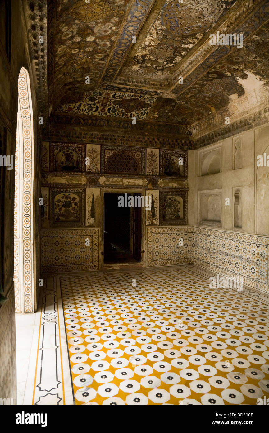 L'intérieur d'une pièce ou d'antichambre d'Itmad-ud-Daulah mausolée. L'Agra. L'Inde. Banque D'Images