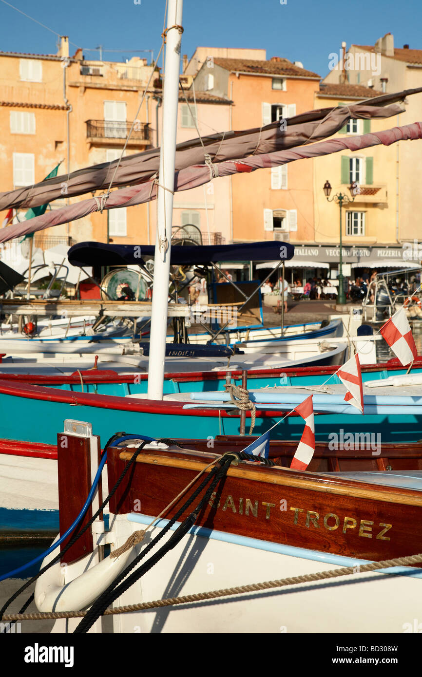 Bateaux de pêche traditionnelle dans le port St Tropez Provence Alpes Côte d Azur France Banque D'Images