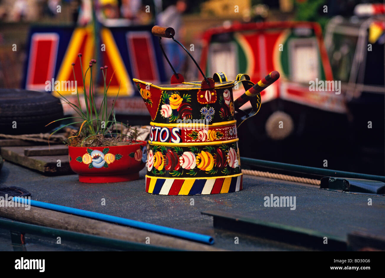 Le décor peint traditionnel coloré sur le porteur d'eau sur la cabine d'un grand classique traditionnelle à la petite Venise Banque D'Images