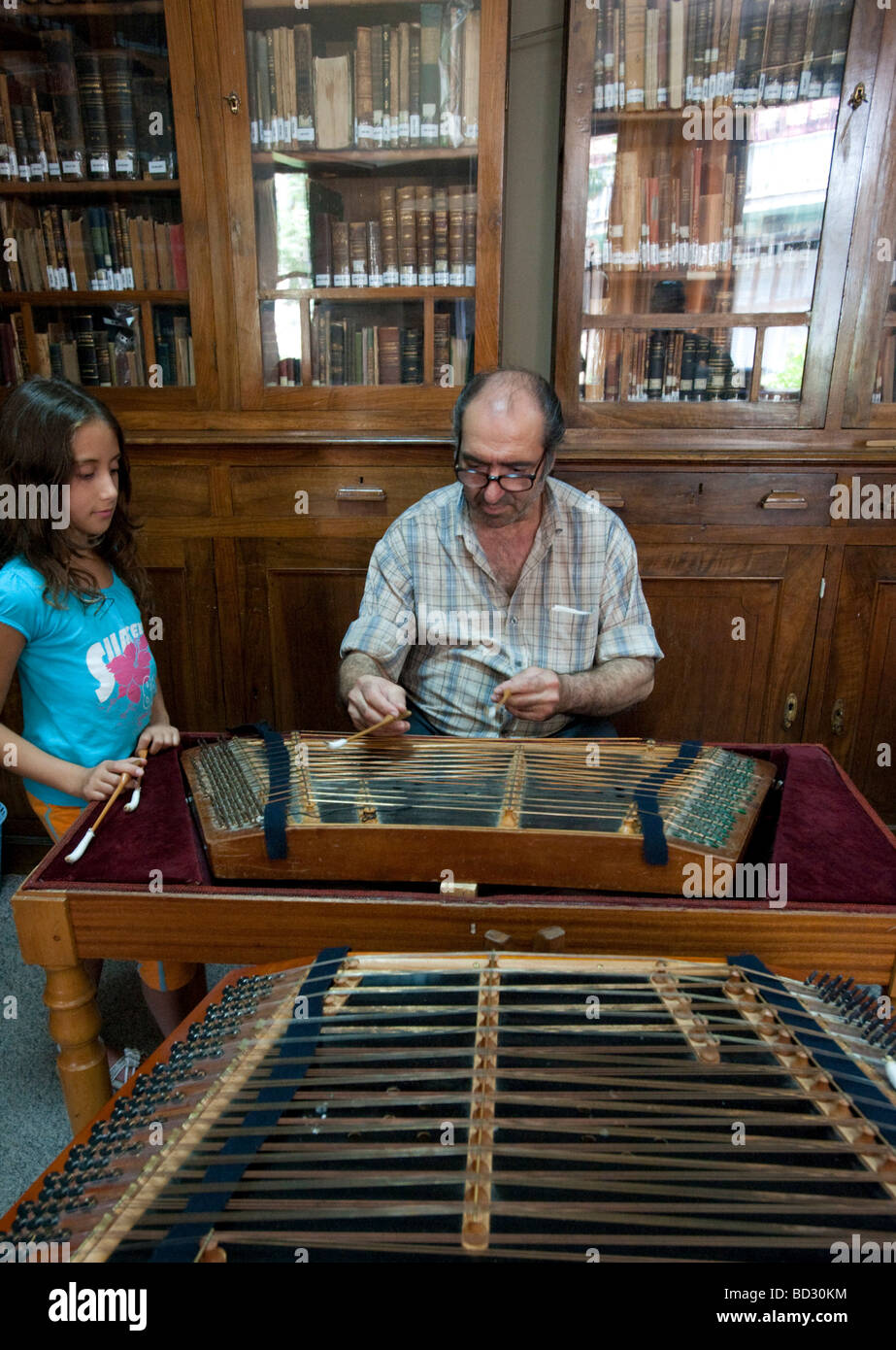 Enfants grecs à leçon de musique Apprendre à jouer d'un instrument à cordes traditionnel santouri sur l'île de Lesvos à Agiassos en Grèce Banque D'Images