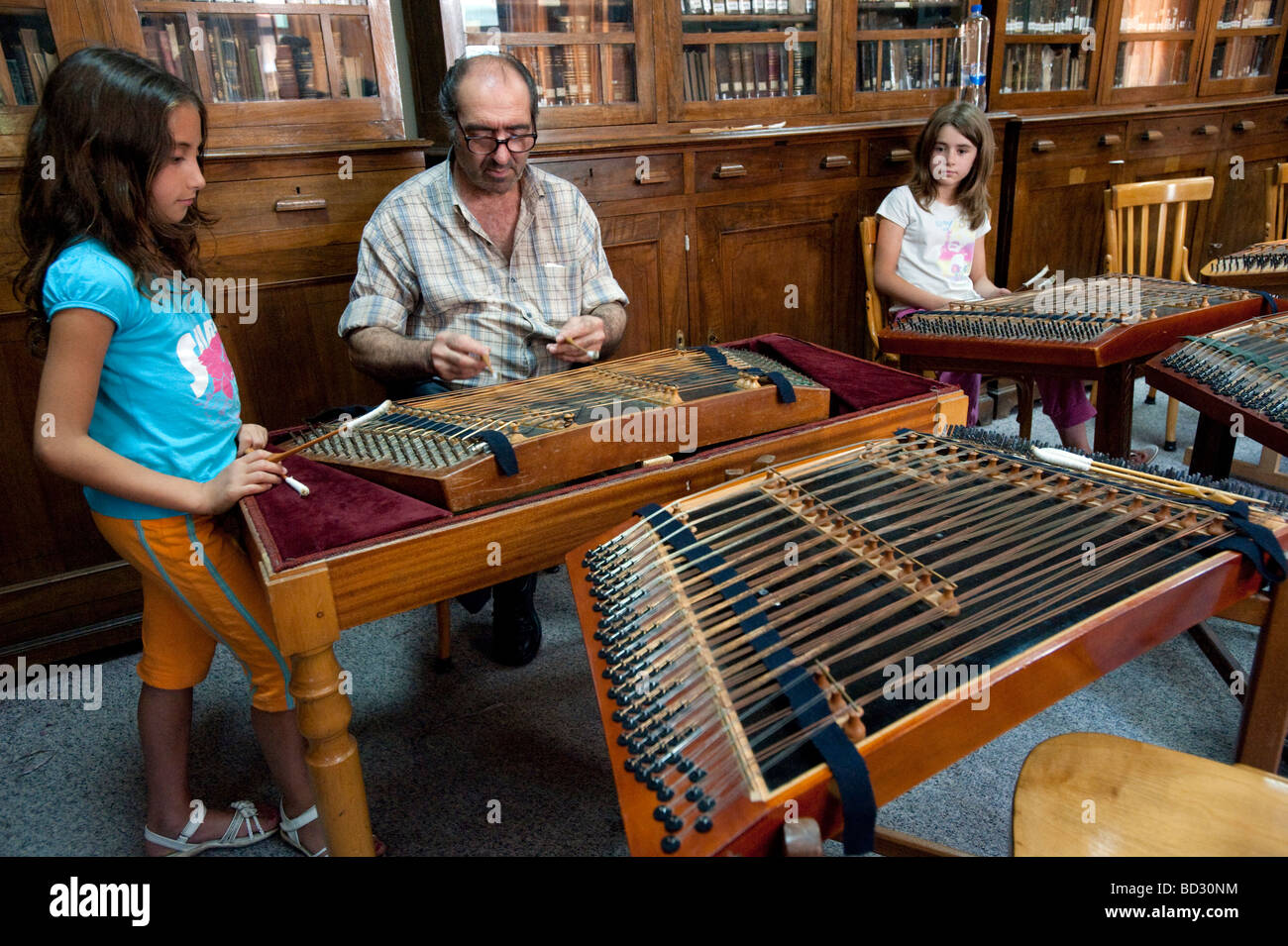 Enfants grecs à leçon de musique Apprendre à jouer d'un instrument à cordes traditionnel santouri sur l'île de Lesvos à Agiassos en Grèce Banque D'Images