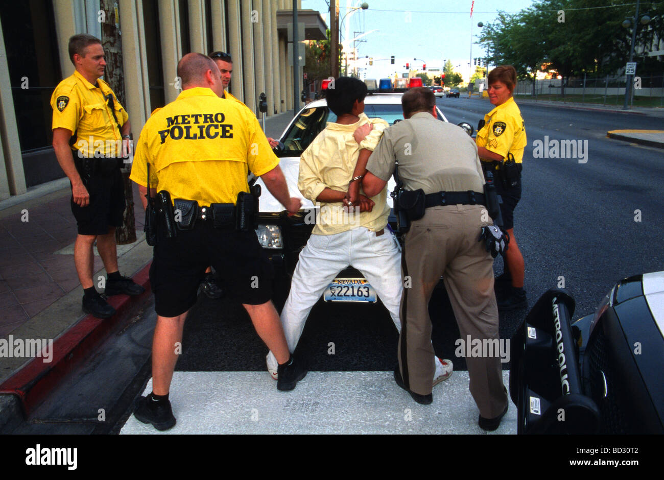Les agents de police à Las Vegas à l'arrestation d'un homme Banque D'Images