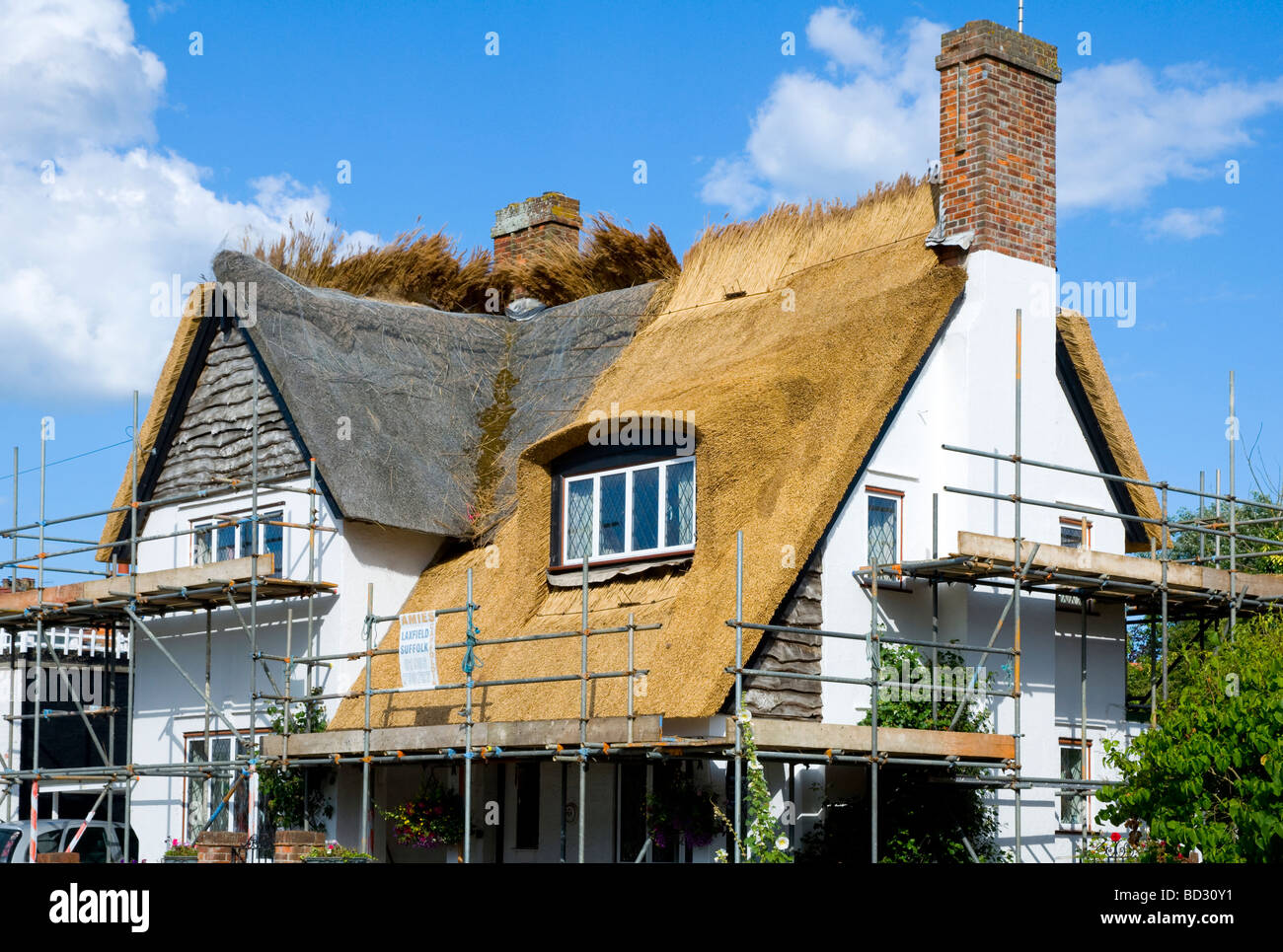 Vieux toit de chaume en voie d'être remplacés par de nouveaux chaumes sur un chalet à Walberswick, Suffolk, Angleterre. Banque D'Images