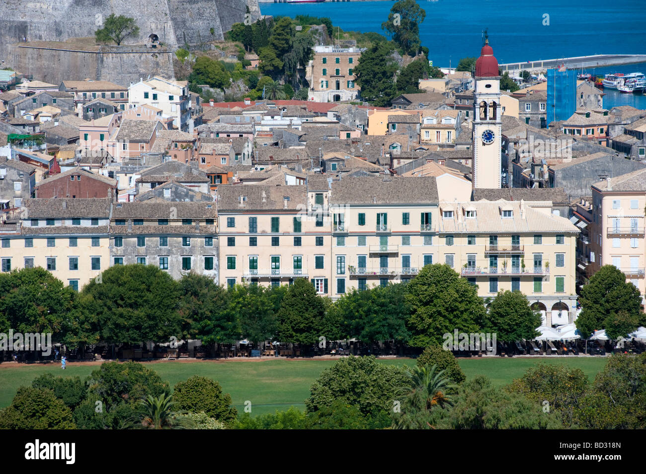 Vue sur la ville historique de Kerkyra vers le terrain de cricket et Liston et au nouveau château sur l'île de Corfou en Grèce Banque D'Images