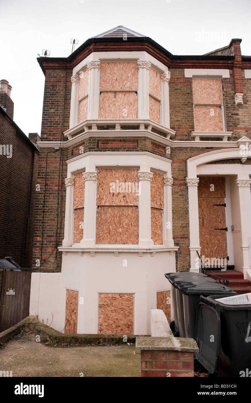Barricadèrent semi-detached house à Londres Banque D'Images