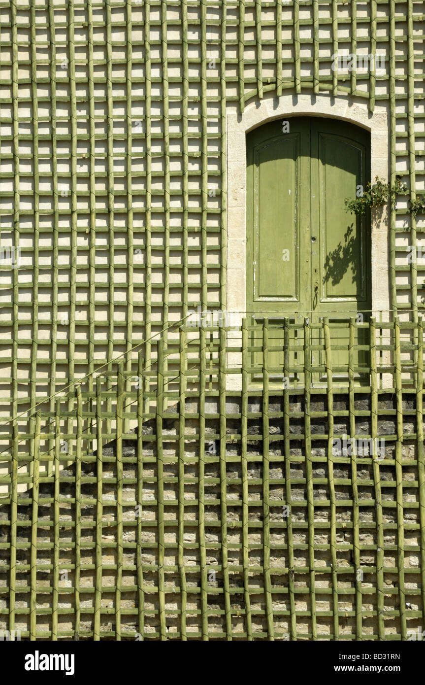 Nu Green garden trellis et porte, Montbard, France. Banque D'Images