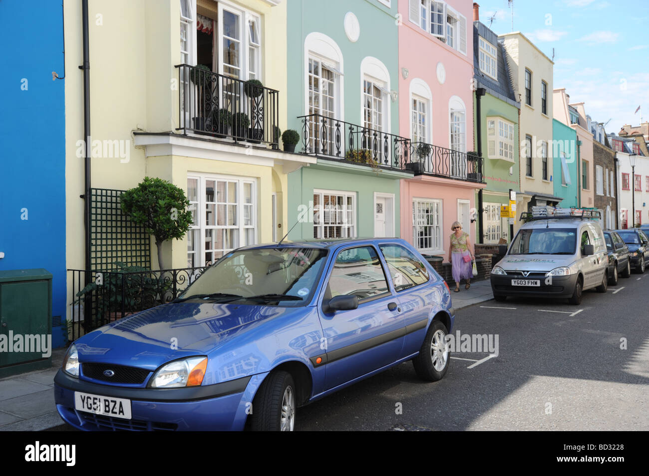 Ford Fiesta en face d'une rangée de plusieurs maisons colorées sur Tonbridge Street juste à côté de la Kings Road Chelsea Londres Banque D'Images