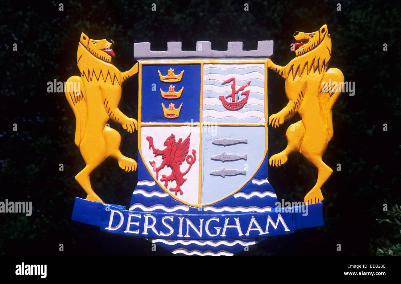Dersingham Panneau du Village East Anglia Norfolk England UK English signe héraldique héraldique armoiries armorial de l'appareil Banque D'Images