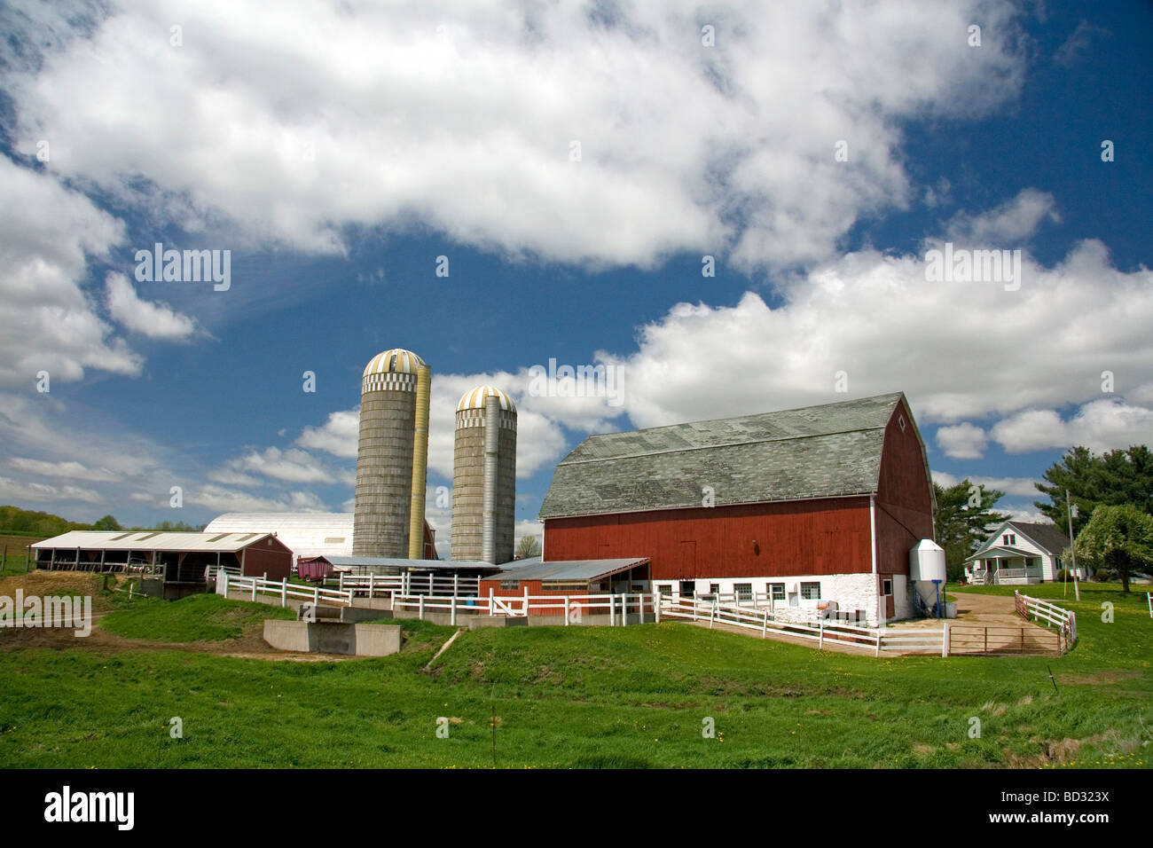 Grange rouge sur une ferme à Vernon Comté Wisconsin USA Banque D'Images
