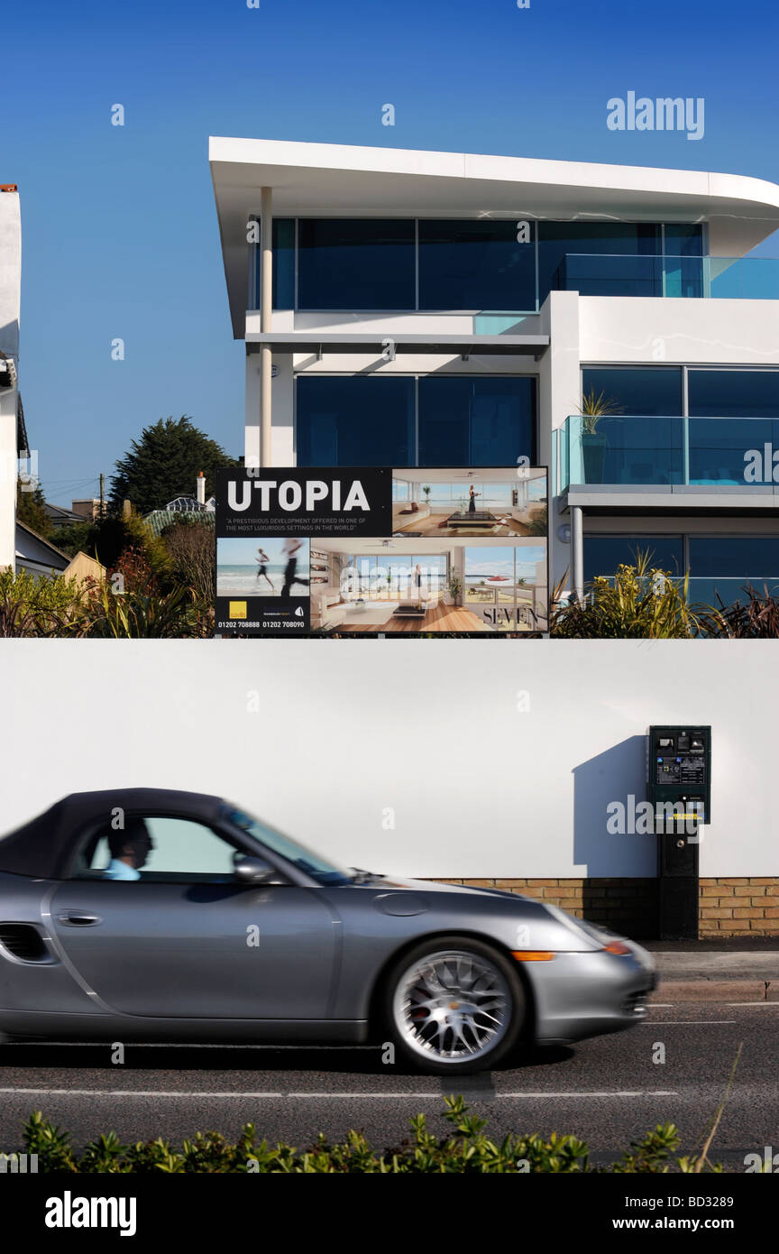 Une voiture de sport passe Payer et Afficher un ticket de parking à l'EXTÉRIEUR DE LA MACHINE DE DÉVELOPPEMENT D'une propriété appelée UTOPIA SUR SHORE ROAD PRÈS DE SAN Banque D'Images