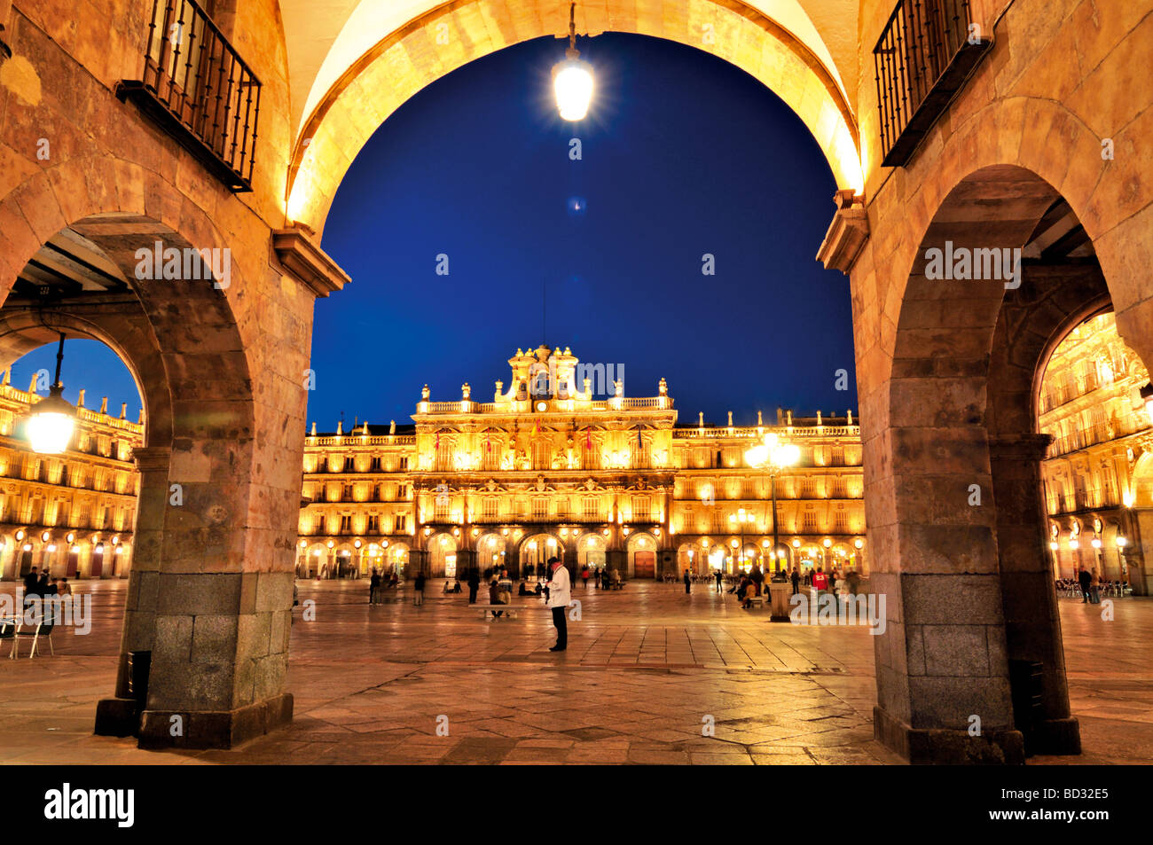L'Espagne, Salamanque : vue nocturne de la place centrale Plaza Mayor Banque D'Images