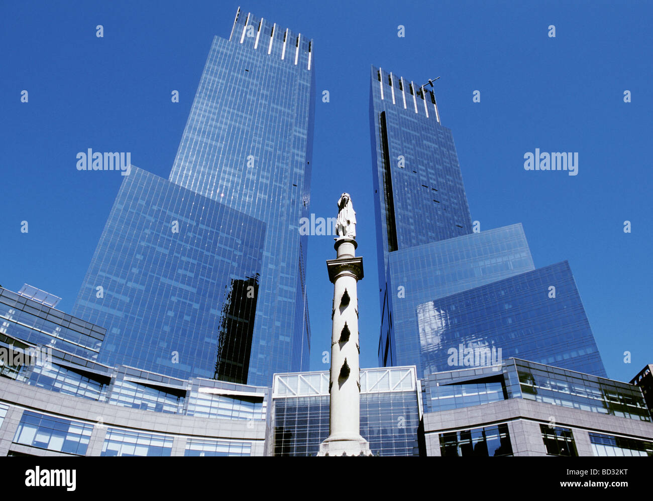 Deutsche Bank Centre, Columbus Circle sur Central Park West, New York. Gratte-ciel en verre et monument de Christophe Colomb. Horizon de New York. ÉTATS-UNIS Banque D'Images