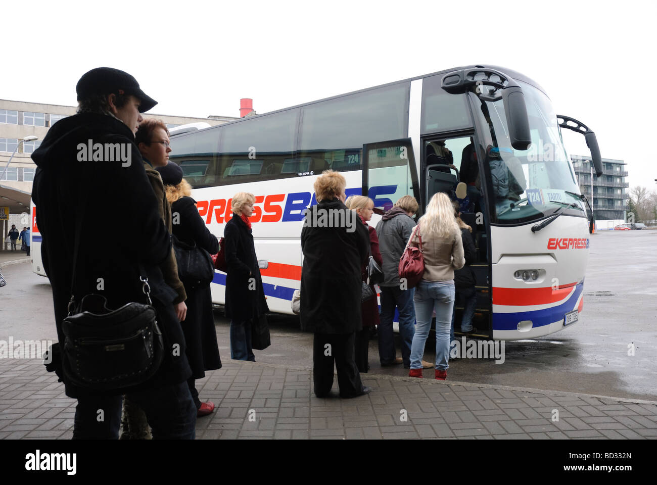 File d'attente pour un entraîneur de longue distance le genre semblent dans l'ensemble de l'Europe. Tallinn, Estonie Coach Station. Banque D'Images