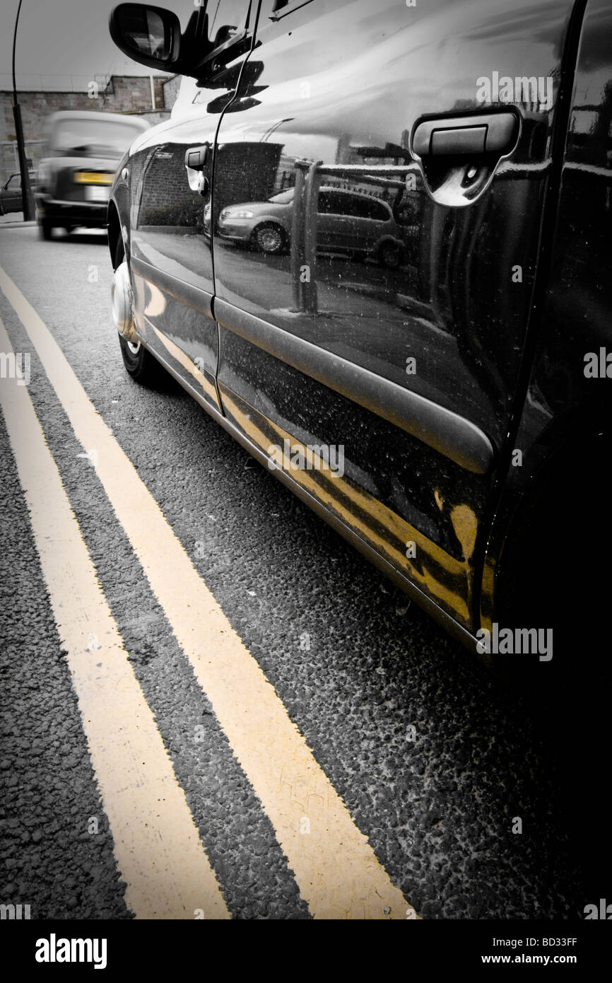 Les taxis noirs qui l'attendaient à la gare de Sheffield, sur double lignes jaunes. Banque D'Images