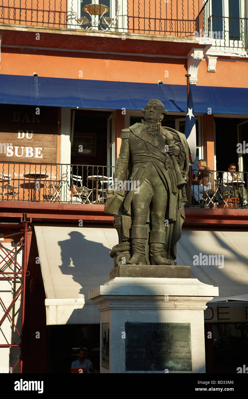 Statue de l'amiral Suffren sur quai Jean Jaurès St Tropez Provence Alpes Côte d Azur France Banque D'Images