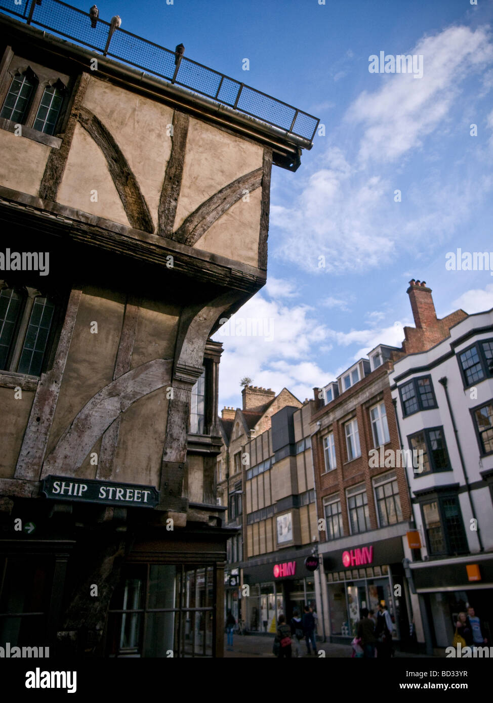 À l'angle de la rue Cornmarket Street et de navire, une rue commerçante animée dans le centre-ville d'Oxford. Banque D'Images