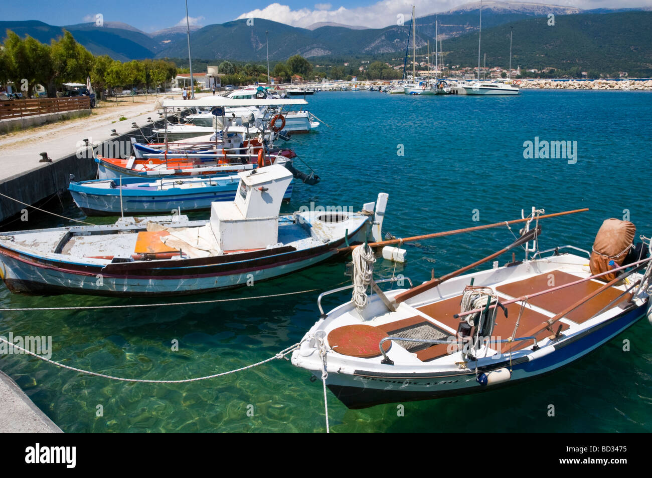 Les bateaux de pêche locaux amarré dans le port de Sami sur la Méditerranée grecque île de Céphalonie, Grèce GR Banque D'Images