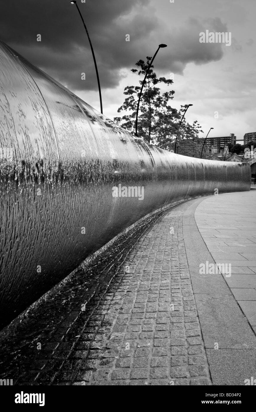 La cascade d'eau à la place de la Gerbe, à l'extérieur de la gare de Sheffield. Banque D'Images