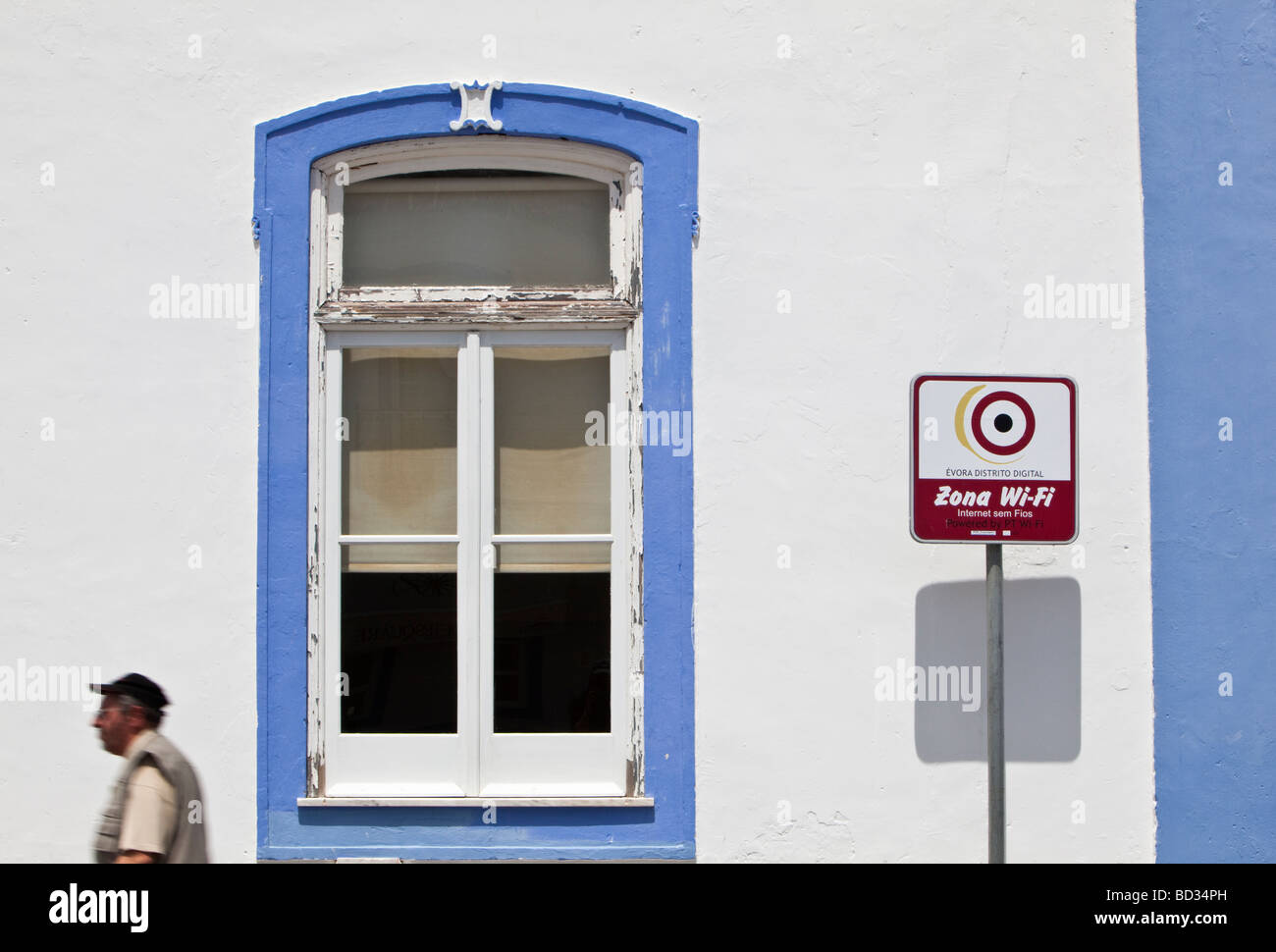 Une plaque de rue publicité une zone Wi-Fi haut débit en Europe Portugal Banque D'Images