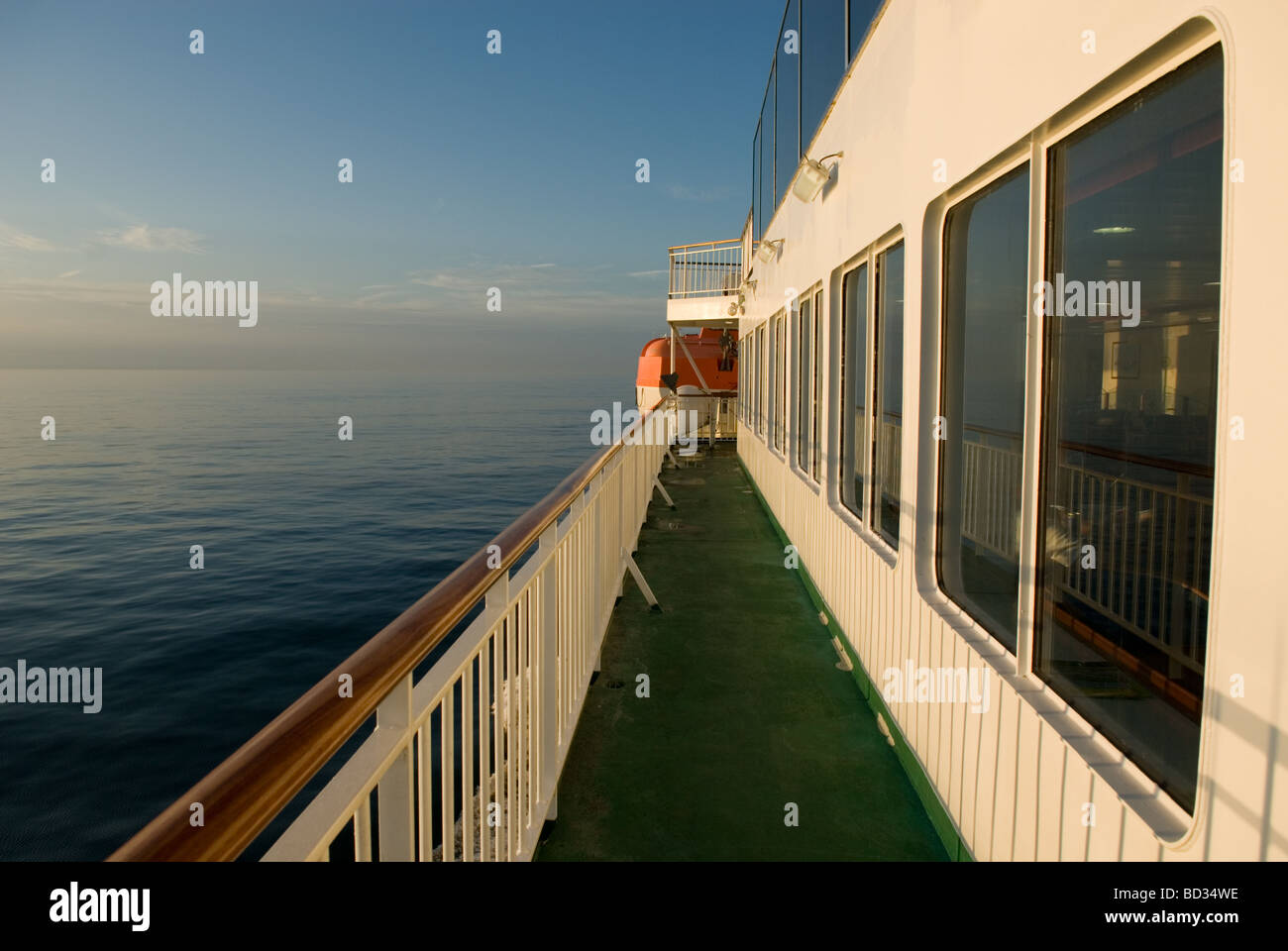 De pont passerelle ferry balustrade et fenêtres de cabine au coucher du soleil pendant le calme crossing Banque D'Images