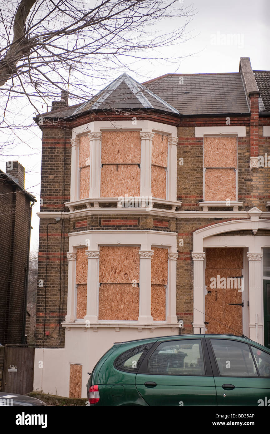 Barricadèrent semi-detached house à Londres Banque D'Images