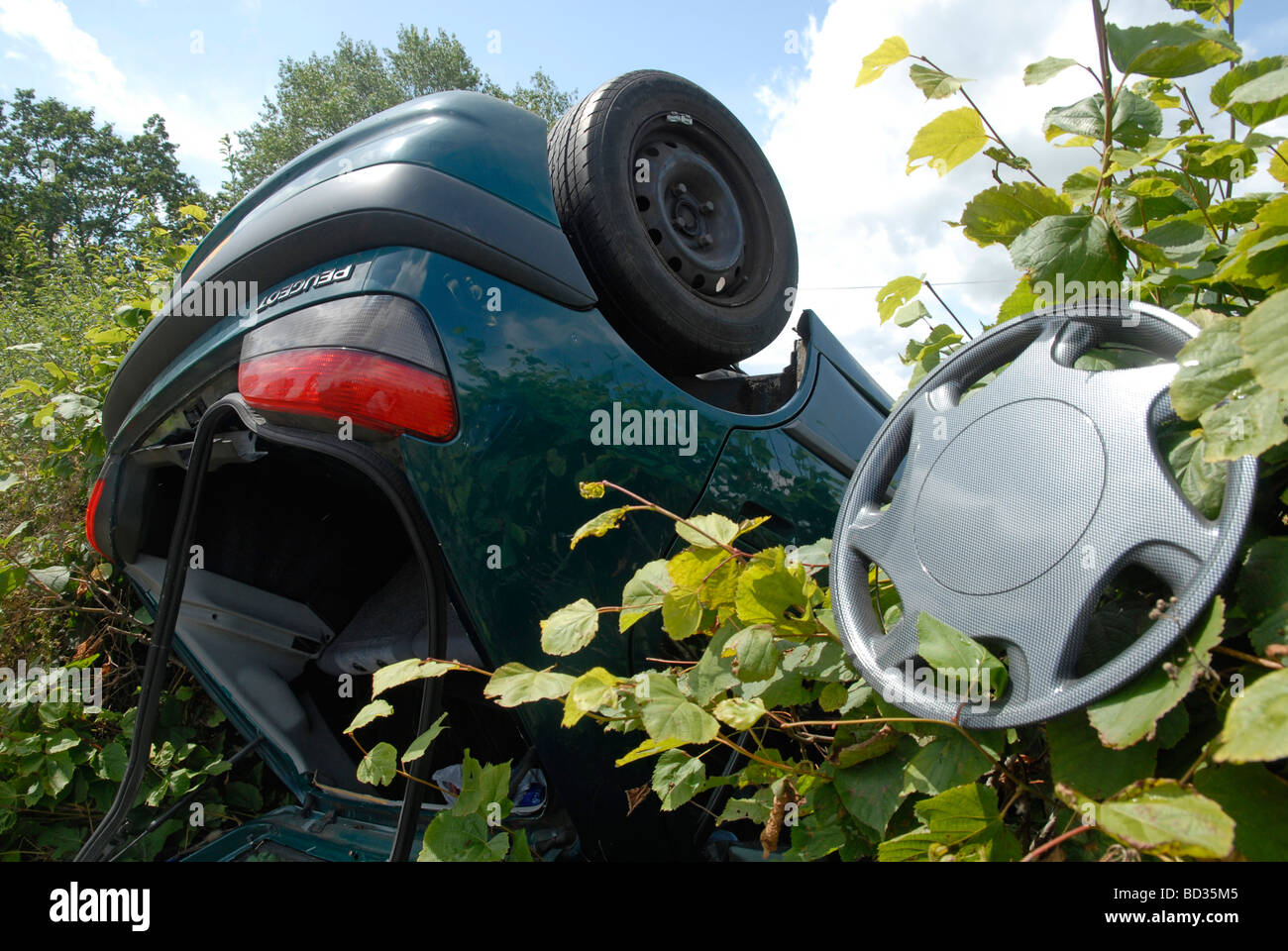 Une voiture s'est écrasé au large de la route dans le Leicestershire Royaume-Uni 2009 Banque D'Images