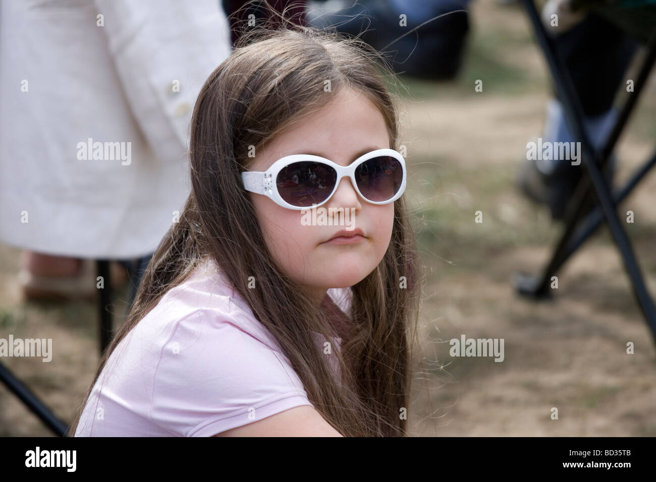 Une fille en blanc lunettes de soleil à l'Ealing Jazz Festival 2009 Photo  Stock - Alamy