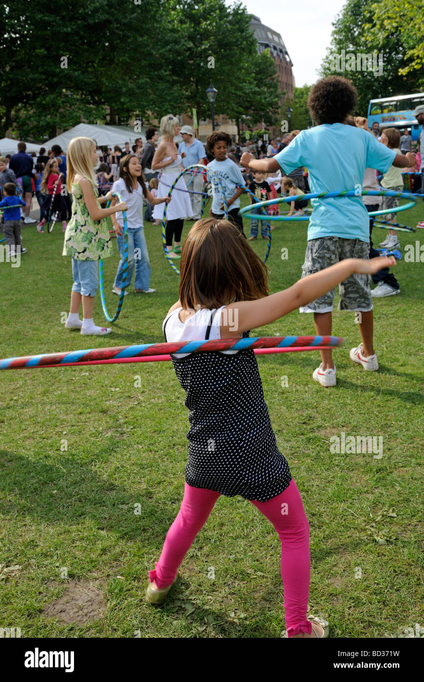 Les enfants ayant des cerceaux à Bristol Harbour Festival UK Banque D'Images