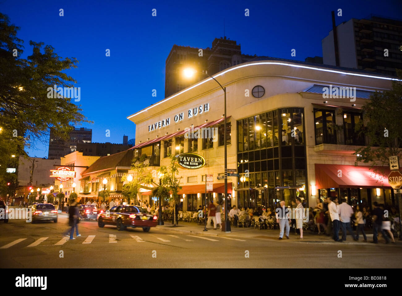 La vie nocturne sur la rue Rush partie de Gold Coast Chicago Illinois Banque D'Images