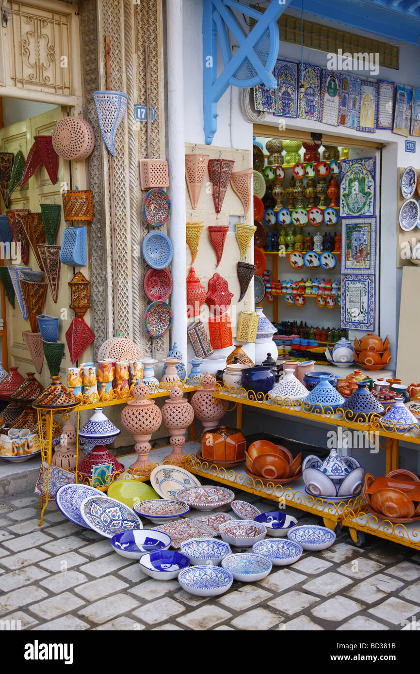 Boutiques de souvenirs, des céramiques arabes, Hammamet, Tunisie, Afrique du Nord Banque D'Images