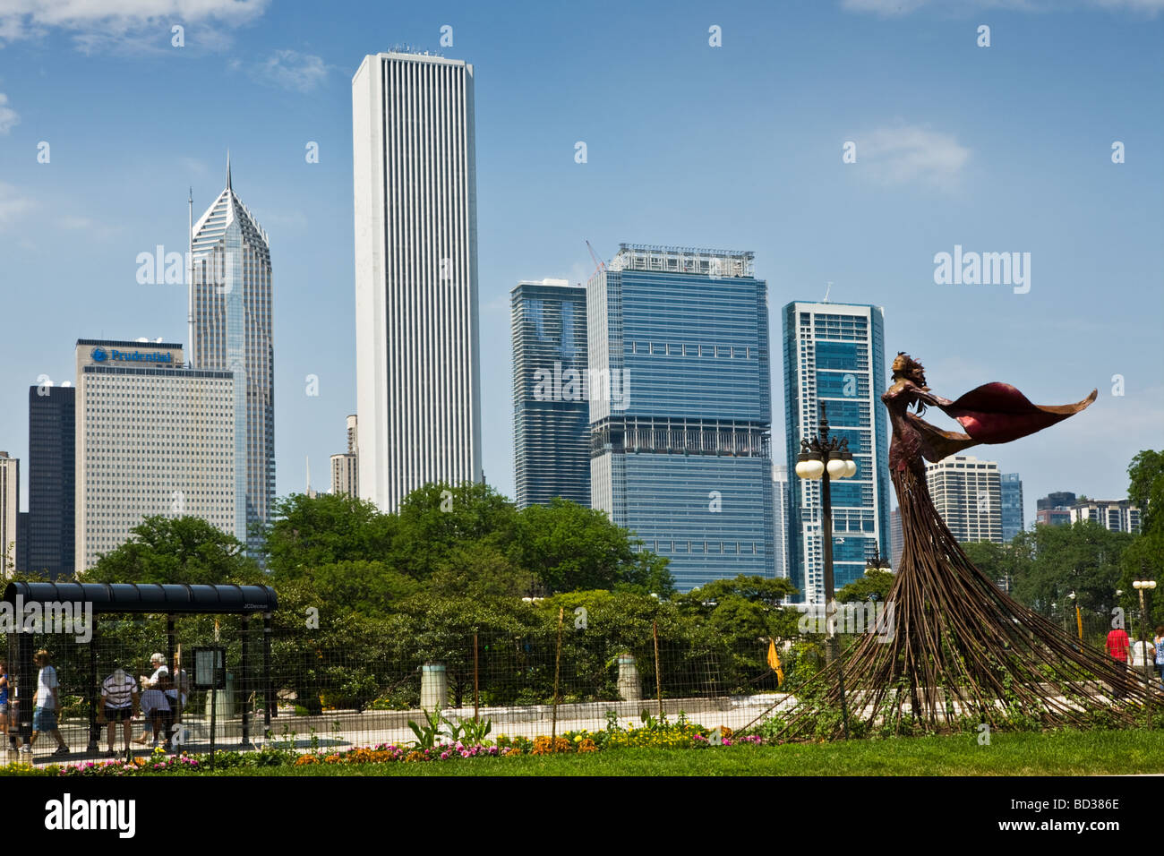 Sculpture nommée Madeleine par Dessa Kirk Grant Park et les toits de Chicago Illinois Banque D'Images