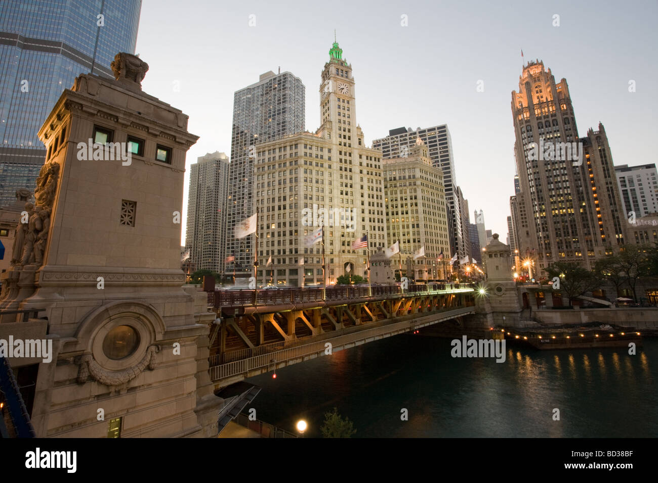 Michigan Avenue Bridge et Esplanade Wrigley Building et Tribune Tower Chicago Illinois Banque D'Images