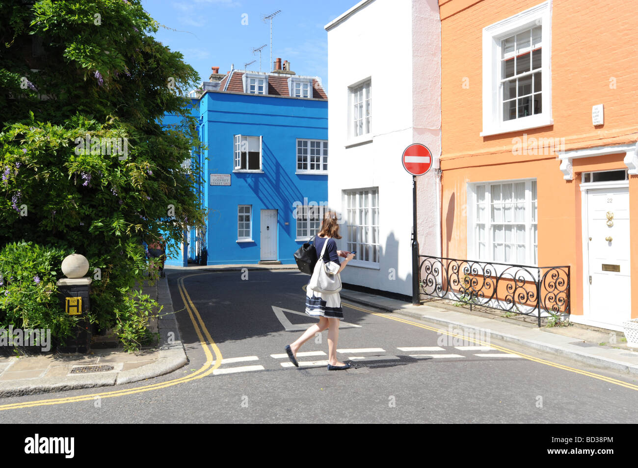 Maisons colorées à la jonction de Godfrey street et Burnham Street juste à côté de la Kings Road, Chelsea, Londres. Banque D'Images
