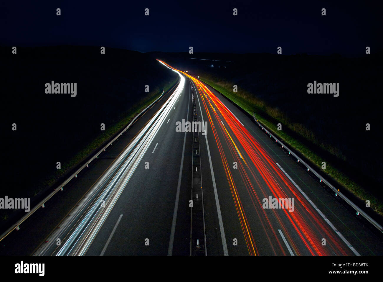 L'autoroute A71 la nuit (Allier - France). L''autoroute A71 de nuit (03 Allier - Auvergne - France). Banque D'Images