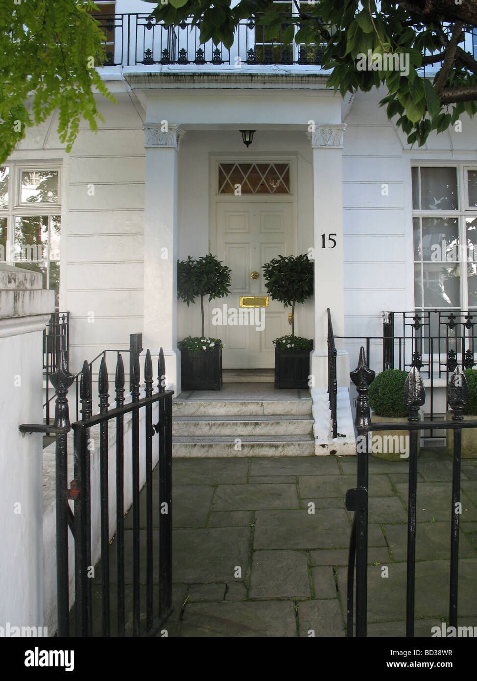 Porte d'entrée élégante dans une rue près de Harrods London Knightsbridge Banque D'Images