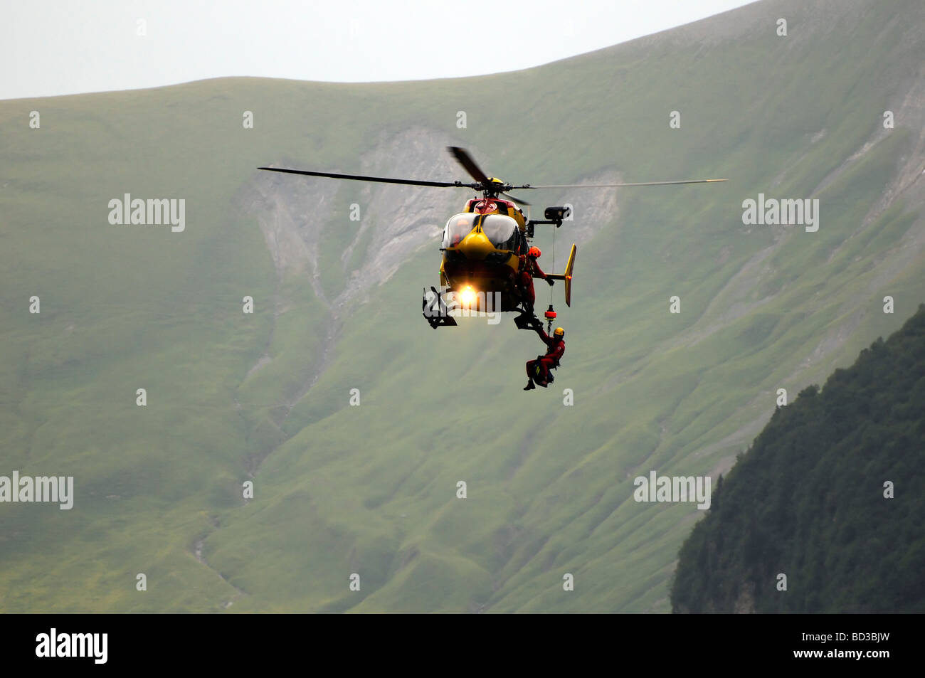 Montagne des Français de sauvetage par hélicoptère, Eurocopter EC145. Tour de France le sauvetage d'un spectateur, qui est tombé d'une falaise dans les Alpes. Banque D'Images