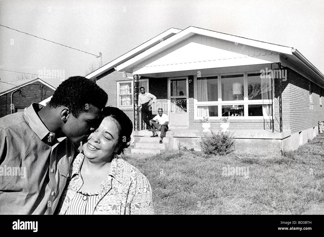 MUHAMMAD ALI à propos de 1965 avec mère Odessa au domicile familial à Louisville, Kentucky.. Cassius père et frère Rudolph derrière Banque D'Images