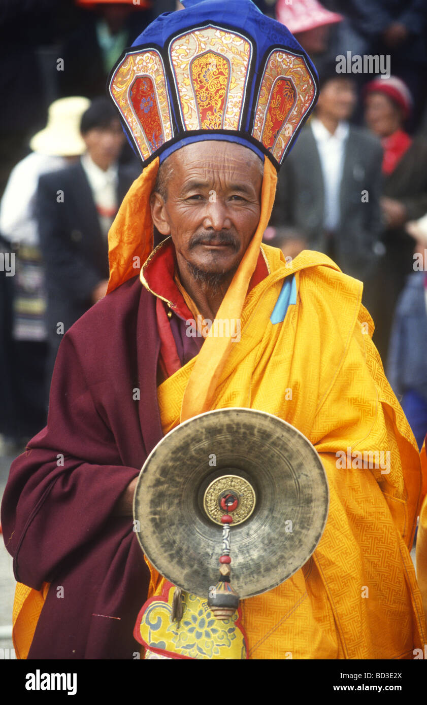 Moine de l'ancienne commande Bon de moines-guerriers est titulaire d'un instrument de musique à l'assemblée annuelle (Naqu Naqu) Foire aux chevaux Le Nord du Tibet Banque D'Images