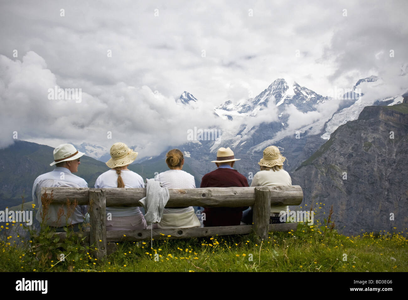 La population locale comtemplating Mönch Alpes montagne Suisse Banque D'Images
