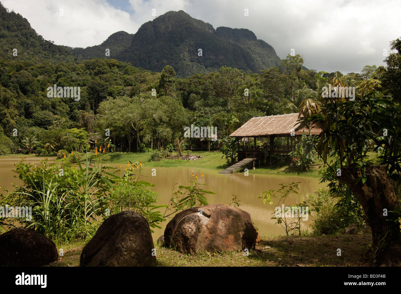 Lac et montagnes à la Sarawak Cultural Village près de Sarawak Kuching Malaisie Bornéo au sud-est asiatique Asiatisch Banque D'Images