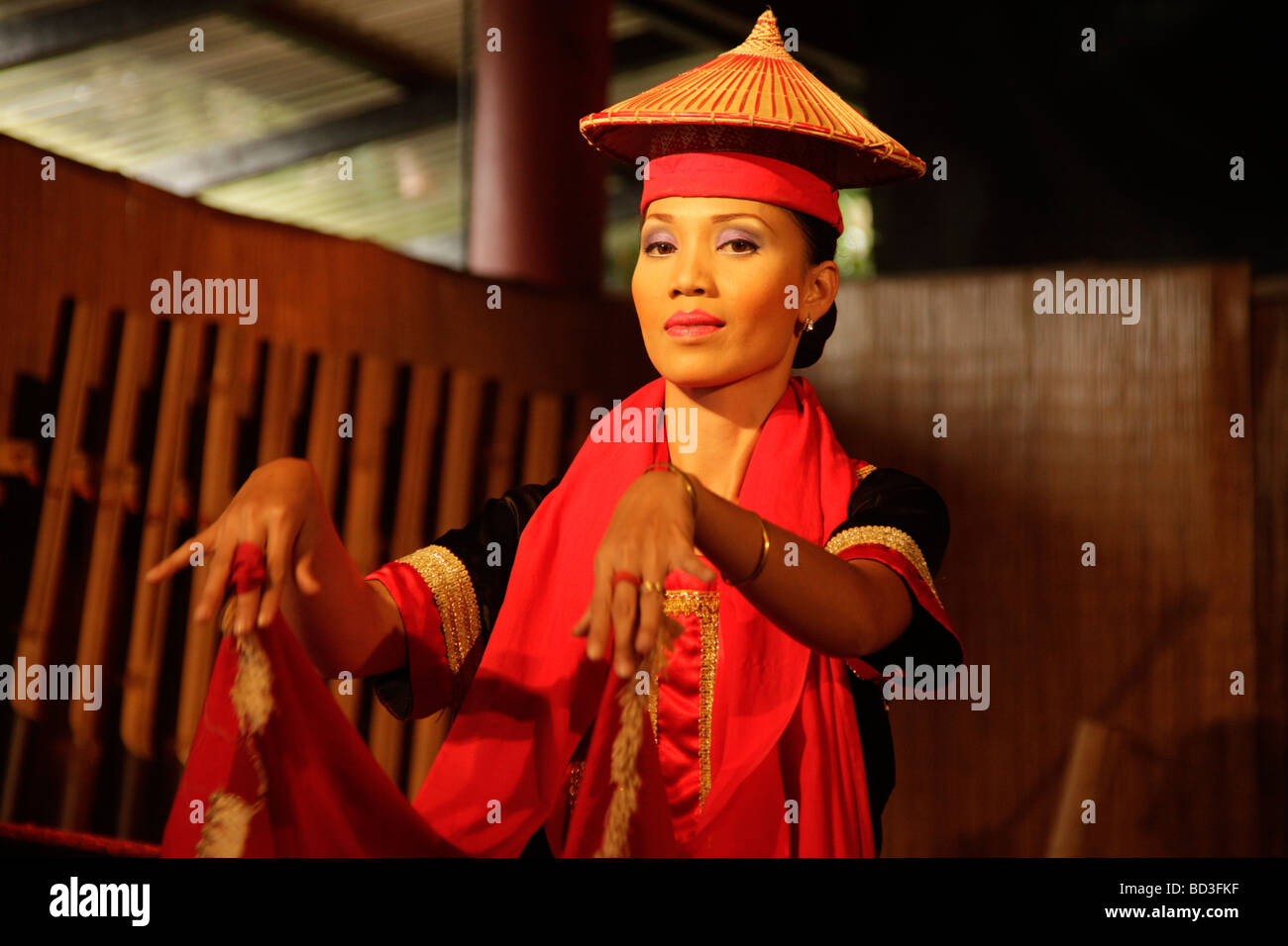 Danseur dans le village culturel de Sarawak Kuching Malaisie Bornéo Sarawak près de l'Asie du sud-est Banque D'Images