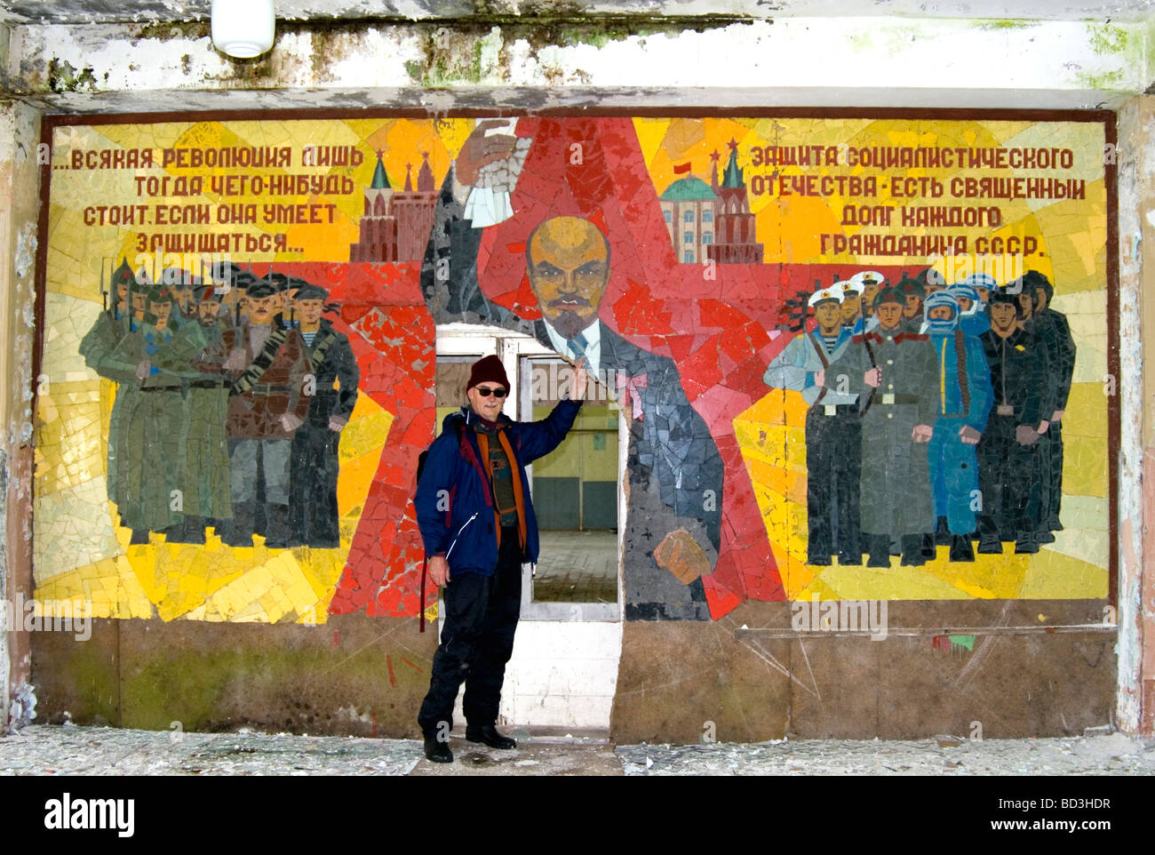 Murale Lénine à base de sous-marins abandonnés sur l'île de Simouchir , Îles Kouriles , Russie Banque D'Images
