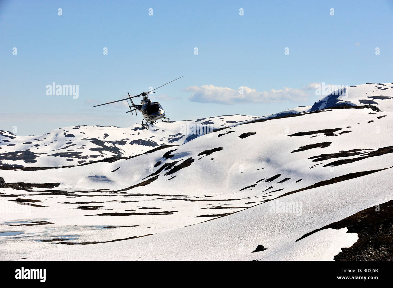 Vol en hélicoptère sur la montagne enneigée Banque D'Images