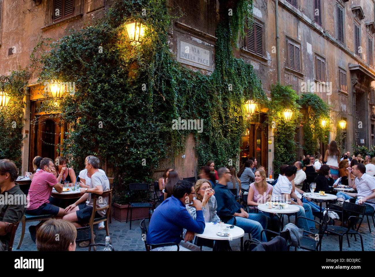 Des repas en plein air dans une rue pavée calme, Pierre Cafe della Pace, Rome, Italie Banque D'Images
